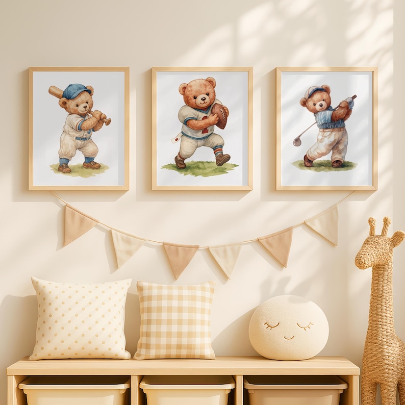 K&ouml;nnte beinhalten: Drei gerahmte Aquarelldrucke mit Teddyb&auml;ren, die Baseball, American Football und Golf spielen. Die B&auml;ren tragen Sportuniformen. Die Rahmen sind aus hellem Holz, und das Thema ist f&uuml;r ein Kinderzimmer geeignet.