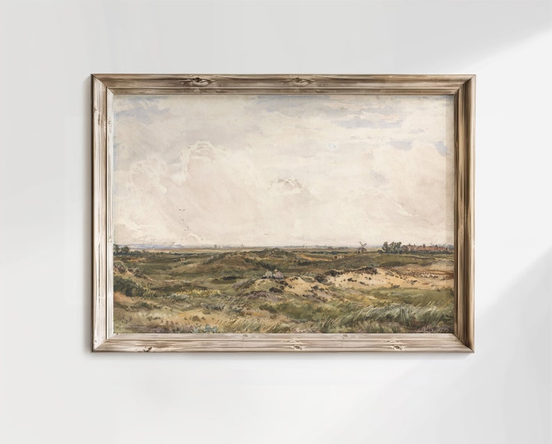 Op de afbeelding: Een ingelijst schilderij dat een landschap met een grasveld, glooiende heuvels en een bewolkte lucht toont. Het schilderij is in een rustieke houten lijst.
