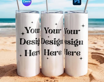 Puede incluir: Tres vasos blancos de acero inoxidable con pajitas plateadas. Cada vaso tiene el texto "Your Design Here" en negro. El fondo es una escena de playa con arena y océano.