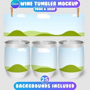 Może przedstawiać: Makieta kubka do wina ze stali nierdzewnej z niebieskim niebem i zielonymi wzgórzami w tle. Tekst "Wine Tumbler Mockup" i "Drag & Drop" jest wyświetlany nad kubkiem. Tekst "25 Backgrounds Included" jest wyświetlany pod kubkiem.