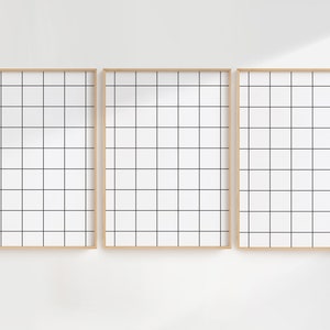 Peut inclure: Trois impressions encadr&eacute;es en bois avec un motif de grille noire sur fond blanc.