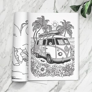 以下が含まれることがあります： 花畑に駐車した、サーフボードを載せたビンテージバンを描いた白黒の線画イラスト。バンは花柄のデザインとフロントにVWロゴが描かれている。