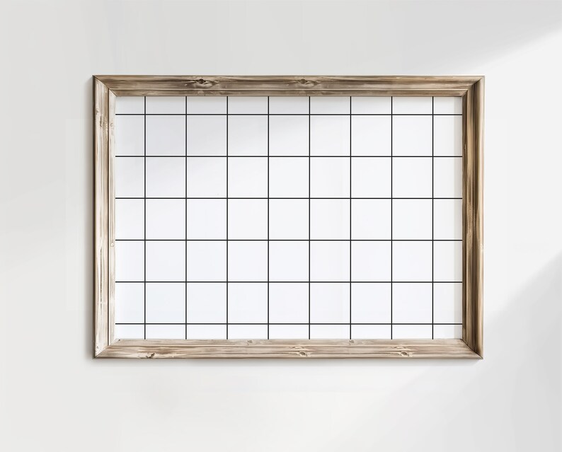 Op de afbeelding: Een houten frame met een wit rasterpatroon erin. Het frame is lichtbruin en heeft een rustieke uitstraling.