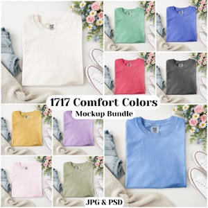Puede incluir: Un paquete de maquetas de camisetas Comfort Colors en varios colores, incluyendo blanco, verde, azul, rosa, amarillo y gris. Las camisetas se muestran con vaqueros, zapatos y flores. El texto "1717 Comfort Colors Mockup Bundle" es visible.