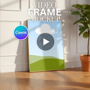 Może przedstawiać: Oprawiona makieta wideo z krajobrazem błękitnego nieba, białej chmury i zielonych wzgórz. Rama jest złota. Obraz zawiera tekst "VIDEO FRAME MOCKUP" i logo Canva.