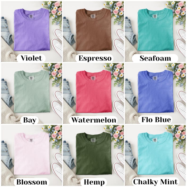 Puede incluir: Se muestran nueve camisetas lisas de diferentes colores: violeta, espresso, seafoam, bay, watermelon, flo blue, blossom, hemp y chalky mint. Cada camiseta se presenta con vaqueros y zapatillas blancas.