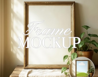 Könnte beinhalten: Ein goldgerahmter Bilderrahmen-Mockup mit dem Text "Frame MOCKUP" auf der leeren Leinwand. Der Rahmen steht auf einem Holztisch mit einem beigen Tuch, neben einer Topfpflanze. Das Bild enthält den Text "JPG | PNG | PSD".