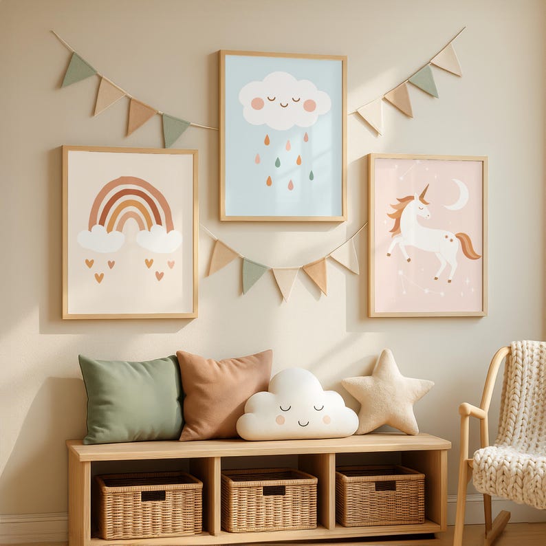 K&ouml;nnte beinhalten: Kinderzimmer-Wanddekoration mit drei gerahmten Kunstdrucken mit Regenbogen, Wolke und Einhorn-Motiven. Eine Holzbank h&auml;lt Kissen, ein wolkenf&ouml;rmiges Kissen und einen sternf&ouml;rmigen Kissen. K&ouml;rbe befinden sich darunter, und eine Girlande aus Dreiecksfahnen h&auml;ngt dar&uuml;ber.