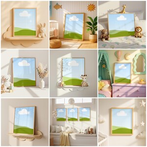 K&ouml;nnte beinhalten: Eine Sammlung gerahmter Kunstdrucke mit einem Landschaftsdesign mit blauem Himmel, wei&szlig;er Wolke und gr&uuml;nen H&uuml;geln. Die Drucke werden in verschiedenen Kinderzimmerumgebungen mit Holzrahmen und wolkenf&ouml;rmigen Regalen pr&auml;sentiert. Kuscheltiere und dekorative Gegenst&auml;nde erg&auml;nzen das Kunstwerk.
