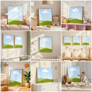 K&ouml;nnte beinhalten: Eine Sammlung gerahmter Kunstdrucke mit einem minimalistischen Landschaftsdesign. Jeder Druck zeigt einen blauen Himmel mit einer wei&szlig;en Wolke &uuml;ber einem gr&uuml;nen H&uuml;gel. Die Rahmen haben eine goldene Oberfl&auml;che und die Drucke eignen sich f&uuml;r die Kinderzimmerdekoration.