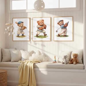 K&ouml;nnte beinhalten: Drei gerahmte Aquarelldrucke mit Teddyb&auml;ren beim Baseball, Football und Golf. Jeder B&auml;r tr&auml;gt Sportkleidung. Die Drucke werden in einer hellen, gem&uuml;tlichen Raumeinstellung pr&auml;sentiert.