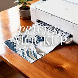 Może przedstawiać: Biała drukarka drukująca papier z niebiesko-białym wzorem fal, na drewnianym biurku. Na papierze znajduje się tekst "PRINTER MOCKUP". Mała roślina doniczkowa znajduje się w tle.
