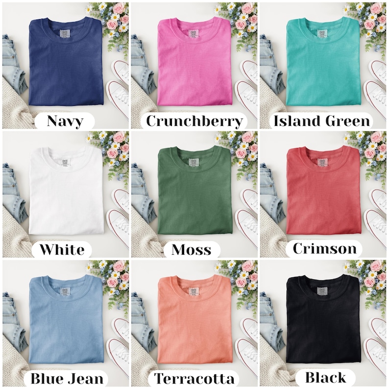 Puede incluir: Presentaci&oacute;n de nueve camisetas de diferentes colores, cada una doblada cuidadosamente. Los colores incluyen azul marino, rosa, turquesa, blanco, verde, rojo, azul claro, melocot&oacute;n y negro. Cada camisa est&aacute; etiquetada con el nombre de su color.