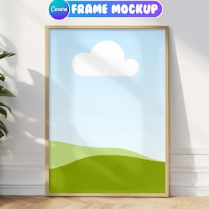 Könnte beinhalten: Ein goldener Rahmen-Mockup mit einem einfachen Landschaftsdesign. Das Design zeigt eine weiße Wolke vor einem hellblauen Himmel und einem grünen Grasfeld.