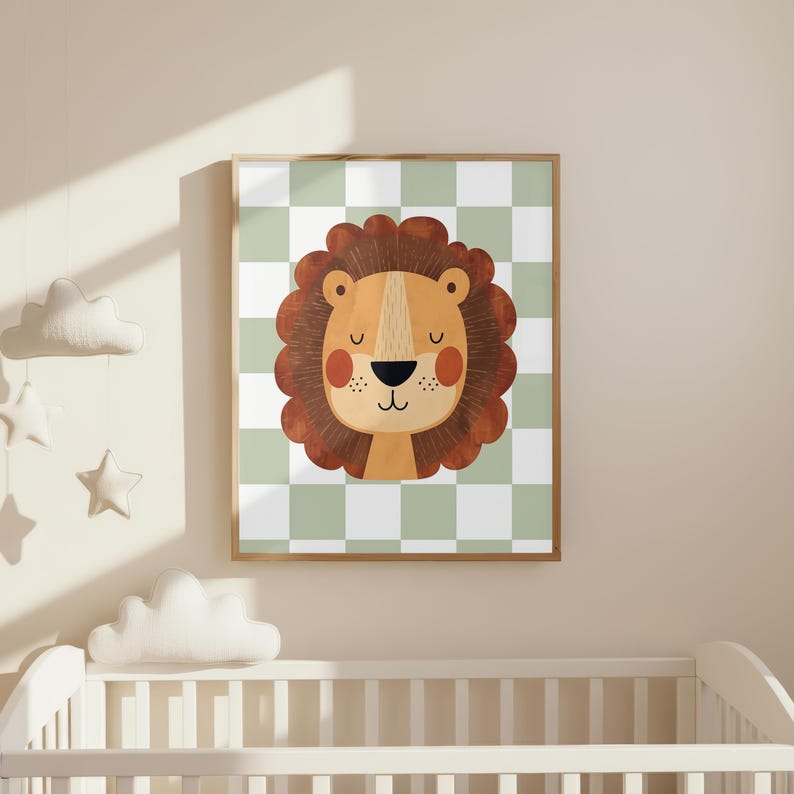K&ouml;nnte beinhalten: Gerahmte Illustration eines Cartoon-L&ouml;wen mit brauner M&auml;hne, beigem Gesicht und schwarzer Nase. Der Hintergrund ist ein gr&uuml;n-wei&szlig;es Schachbrettmuster. Das Kunstwerk wird &uuml;ber einem wei&szlig;en Kinderbett ausgestellt.