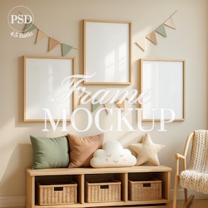 Peut inclure: Maquette de quatre cadres en bois avec intérieurs blancs, disposés sur un mur. En dessous, un banc en bois accueille des coussins, un coussin en forme de nuage et une étoile. Des paniers sont placés dans les compartiments du banc. Une guirlande de drapeaux triangulaires est suspendue au-dessus.