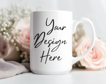 Könnte beinhalten: Weiße Keramiktasse mit einer schwarzen Aufschrift "Your Design Here" vor einem Hintergrund aus rosa Rosen.