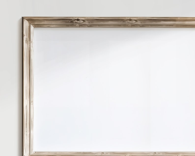 Op de afbeelding: Een eenvoudige, rechthoekige houten lijst met een witte achtergrond. De lijst is gemaakt van lichtbruin hout met een licht verweerde afwerking.