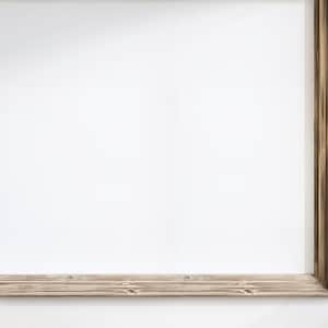 Op de afbeelding: Een houten plank met een witte achtergrond. De plank is gemaakt van natuurlijk hout met een lichtbruine afwerking.