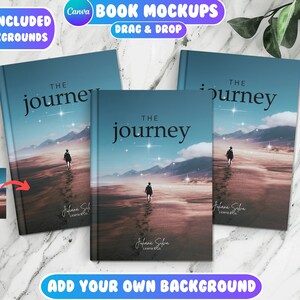 Op de afbeelding: Drie boekmockups met een blauwe achtergrond en een woestijnsc&egrave;ne met een persoon die op een pad loopt. De boekomslag heeft de tekst "THE journey" erop. De tekst "20 INCLUDED BACKGROUNDS" en "Canva BOOK MOCKUPS DRAG & DROP" staan bovenaan de afbeelding. De tekst "ADD YOUR OWN BACKGROUND" staat onderaan de afbeelding.