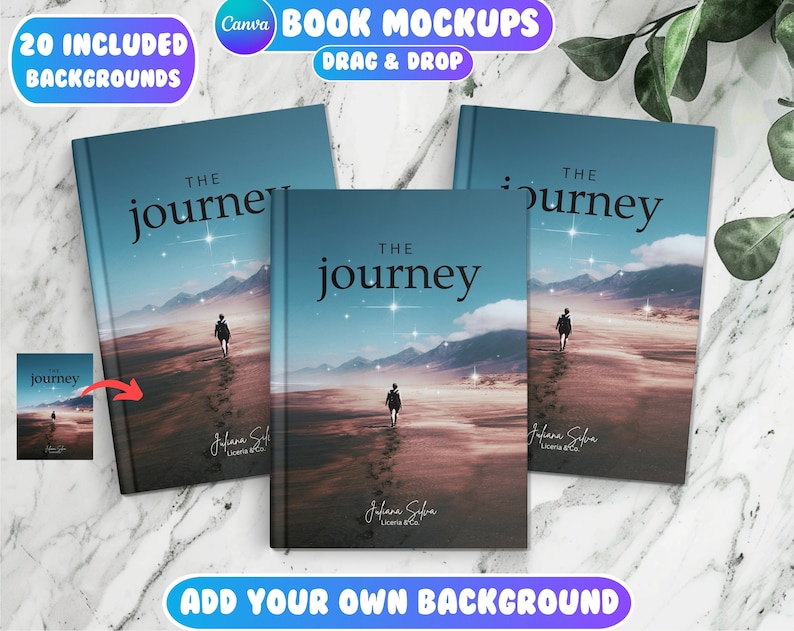 Op de afbeelding: Drie boekmockups met een blauwe achtergrond en een woestijnsc&egrave;ne met een persoon die op een pad loopt. De boekomslag heeft de tekst "THE journey" erop. De tekst "20 INCLUDED BACKGROUNDS" en "Canva BOOK MOCKUPS DRAG & DROP" staan bovenaan de afbeelding. De tekst "ADD YOUR OWN BACKGROUND" staat onderaan de afbeelding.