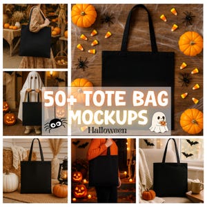 Op de afbeelding: Een verzameling zwarte tote bag mockups met een Halloween thema. De afbeelding bevat pompoenen, spinnen, snoepma&iuml;s en de tekst "50+ Tote Bag Mockups Halloween". De tassen worden in verschillende omgevingen getoond.