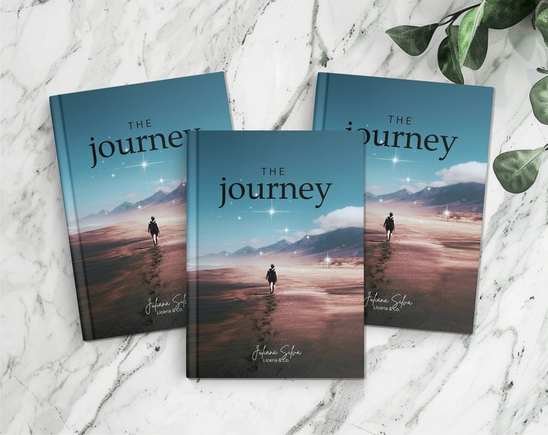 Op de afbeelding: Drie blauwe hardcover boeken met de titel "THE JOURNEY" in zwarte tekst. Elk boek toont een ander beeld van een persoon die op een strand loopt met een sterrenhemel op de achtergrond.