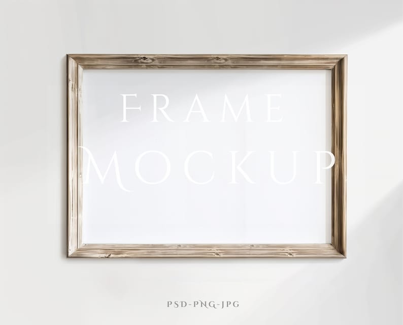 Op de afbeelding: Een lichtbruin houten frame met een witte achtergrond. De tekst "FRAME MOCKUP" is in wit op de achtergrond gedrukt.