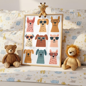 K&ouml;nnte beinhalten: Ein gerahmter Druck mit neun Cartoon-Hundegesichtern, die Sonnenbrillen oder Brillen tragen. Die Hunde sind in verschiedenen Farben, darunter Rosa, Braun und Blau. Ein Stofftier-Giraffe sitzt auf dem Rahmen, mit einem Teddyb&auml;r und L&ouml;wen.
