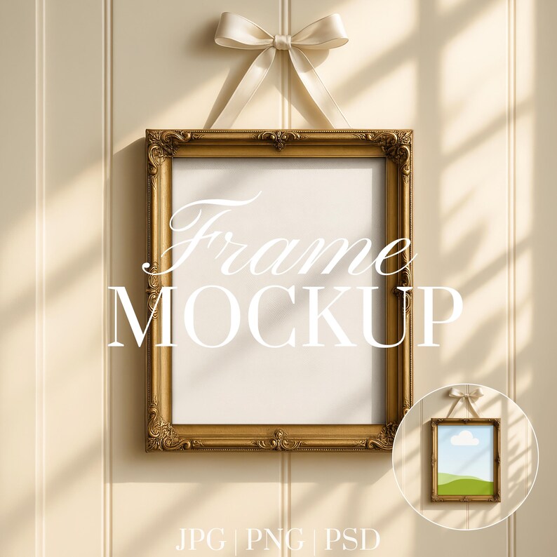 Op de afbeelding: Een gouden, sierlijke fotolijst-mockup met de tekst "Frame Mockup" in witte letters. De lijst wordt opgehangen door een cr&egrave;mekleurig lint dat in een strik is geknoopt. Een kleinere ingelijste afbeelding staat rechtsonder. De achtergrond is een cr&egrave;mekleurige muur.