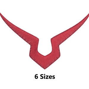 Peut inclure: Patch brodé rouge en forme de V stylisé avec deux bras courbes. Le patch est disponible en 6 tailles.