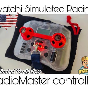 Könnte beinhalten: Ein RadioMaster-Controller mit roten Akzenten und einem transparenten Kunststoffgehäuse. Der Controller hat einen Bildschirm und Tasten und ist mit einem blauen Schlüsselband verbunden. Das Bild enthält den Text "Hyatchi Simulated Racing" und "Gimbal Protectors".