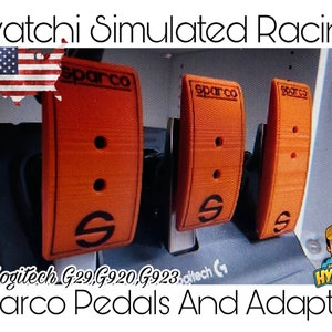 Pode incluir: Três pedais de corrida Sparco laranja com logotipos S pretos, montados em uma estrutura de metal preto. Os pedais são etiquetados como "Sparco" e "POSE CO". O texto "Logitech G29, G920, G923" é visível abaixo dos pedais. A imagem também inclui o texto "Hyatchi Simulated Racing" e um mascote de desenho animado.