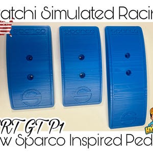 Peut inclure: Trois pédales de course bleues inspirées de Sparco avec le texte "Sparco" imprimé sur chaque pédale. Les pédales sont étiquetées "SRT GT P1" et "Hyatchi Simulated Racing".