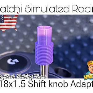 Puede incluir: Adaptador de pomo de cambio de plástico morado para un cambio de marchas Logitech Driving Force M18x1.5 roscado. El adaptador está diseñado para adaptarse a un pomo de cambio estándar.