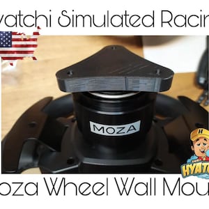 以下が含まれることがあります： 三角形のベースとバネ式メカニズムを備えた、黒いMozaレーシングホイールウォールマウント。このマウントは壁に取り付けるように設計されており、Mozaレーシングホイールと互換性があります。このマウントは耐久性のあるプラスチックと金属でできており、簡単に設置できます。
