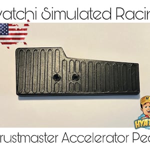 Puede incluir: Un pedal de acelerador de plástico negro para un simulador de carreras Thrustmaster. El pedal tiene una superficie texturizada y dos pequeños agujeros. El texto "Hyatchi Simulated Racing" es visible en la parte superior de la imagen.