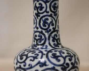 A Magnificent Blue and White Porcelain Vase, 14th/15th Century, H 19cm