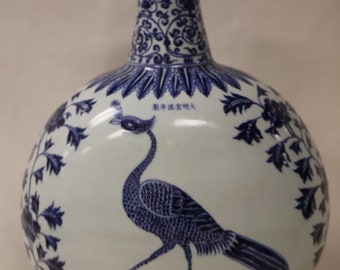 A Blue and White Porcelain Vase, 15th/16th Century, H 44cm