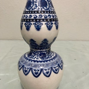 Chinese Antique Blue and White porcelain vase image 1