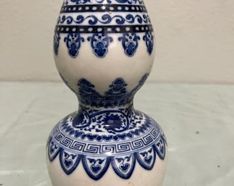Chinese Antique Blue and White porcelain vase