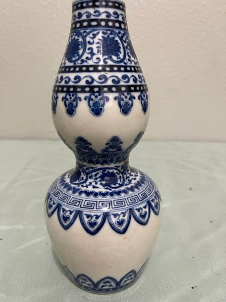 Chinese Antique Blue and White porcelain vase image 1