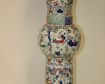 A Superb Wucai Porcelain Beaker Vase, 15th/16th Century, H 68cm