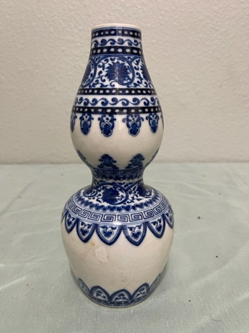 Chinese Antique Blue and White porcelain vase image 10