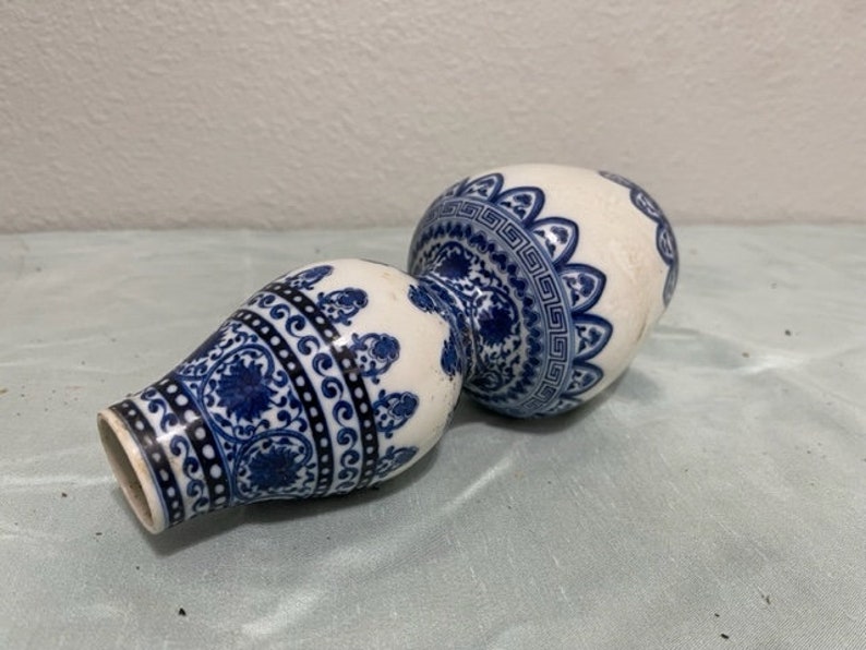 Chinese Antique Blue and White porcelain vase image 3