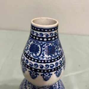 Chinese Antique Blue and White porcelain vase image 9