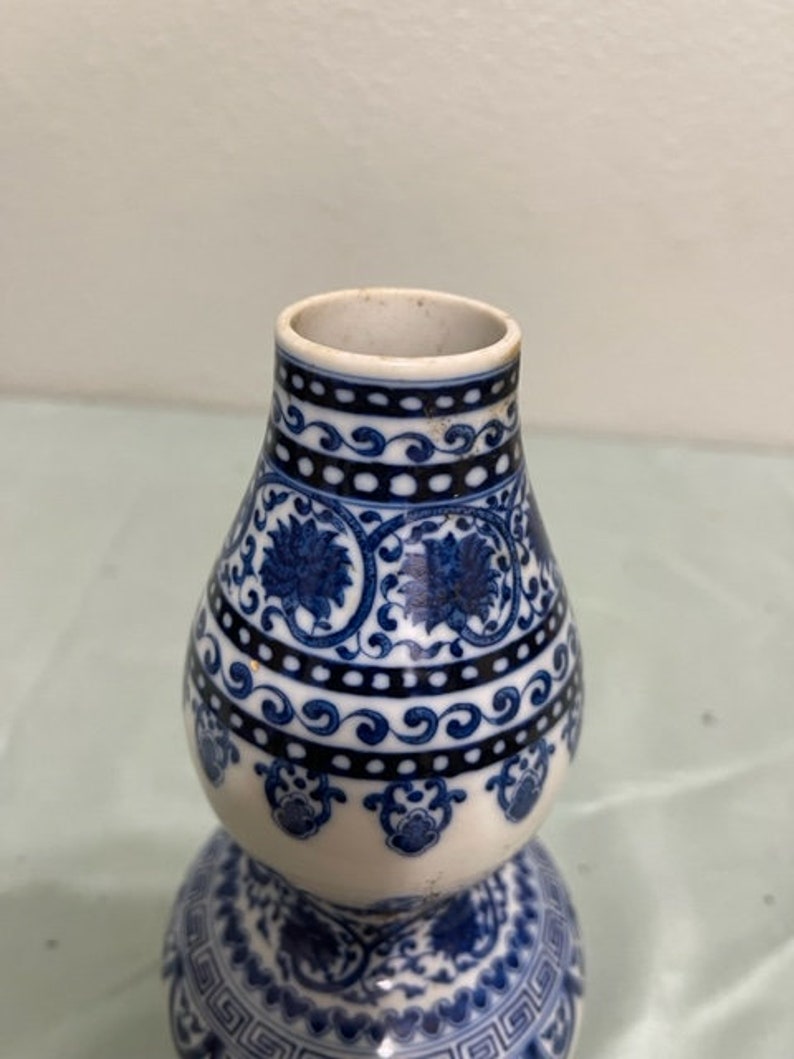 Chinese Antique Blue and White porcelain vase image 9