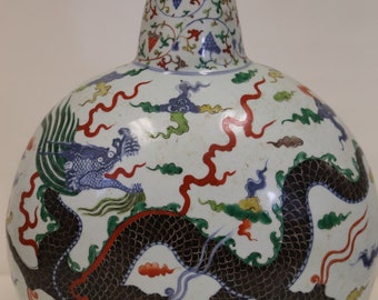 A Wucai Porcelain Dragon Vase, 17th/18th Century, H 46cm