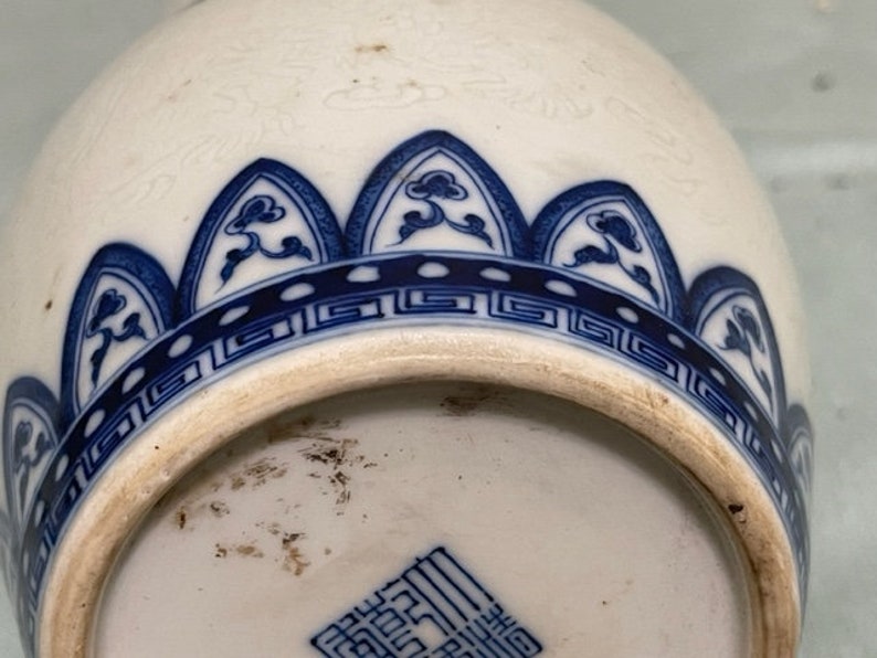 Chinese Antique Blue and White porcelain vase image 4