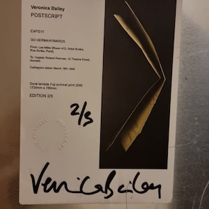 Könnte beinhalten: Ein Schwarzweißfoto von gefaltetem Papier mit dem Titel "POSTSCRIPT" von Veronica Bailey. Das Bild ist Teil einer limitierten Auflage, nummeriert 2/3, und misst 1720 mm x 760 mm.